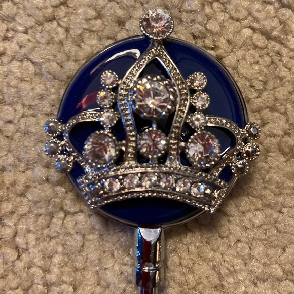 Swarovski Crystal Crown Design on Enameled Purse Hanger/Holder - Picture 3 of 5